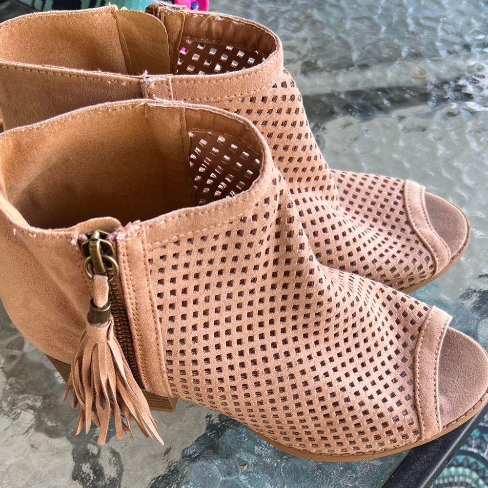 Woman’s Qupid Tan Boots Size 7.5